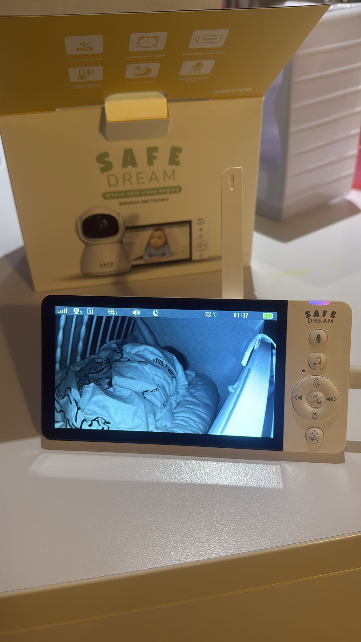 Baby slaapt rustig in het bedje